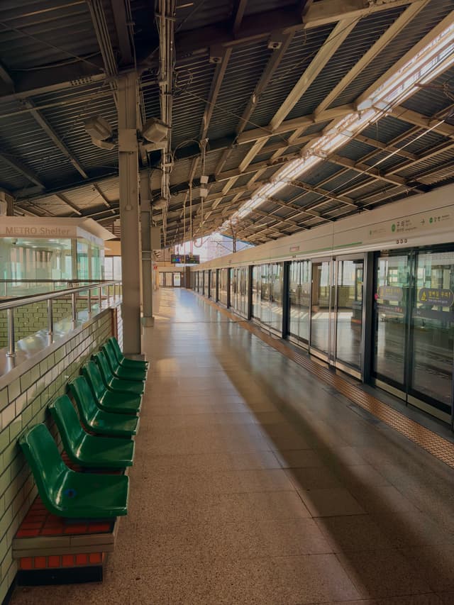 クイ駅の乗り場